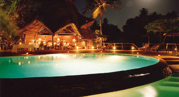 Fundu Lagoon: Pool bei Nacht