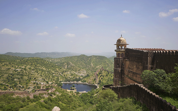 ITC Rajputana Hotel: Fort Amer Blick zum Maotha Lake