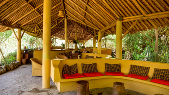 KIA Lodge: Offene Lounge mit gepolsterter Rundsitzbank