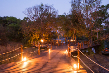 KaingU Safari Lodge: Flussdeck