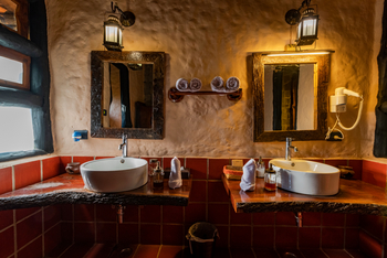 Kanha Earth Lodge: Doppelwaschtisch