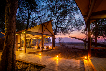 Kwara Camp Kwara Camp: Steg zwischen den Hauptbereichen