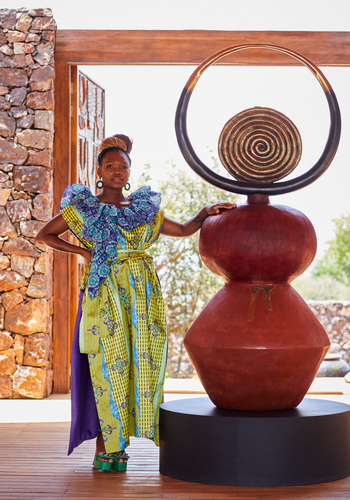 Laba Grumeti Art Lodge: Künstlerin mit ihrem Werk