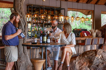 Madikwe Hills Private Game Lodge: Gäste an der Bar mit Wein