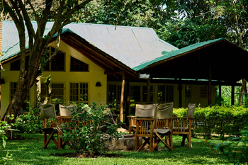 Moivaro Lodge: Gartenbereich mit Holzstühlen und Feuerstelle