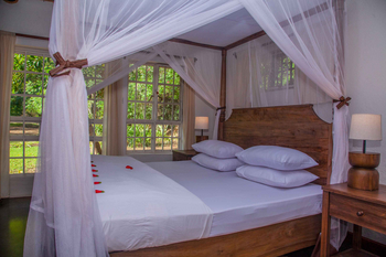 Moivaro Lodge: Himmelbett mit Rosenblüten und Moskitonetz