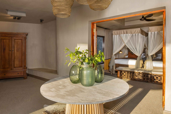 Sabi Sabi Bush Lodge: Eingangsbereich mit Tisch und Glaskaraffen