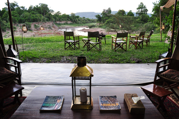Sentinel Mara Camp: Stuhlkreis vor Feuerschale