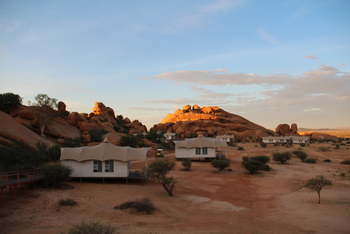 Spitzkoppen Lodge: Gästezelte vor Felsen