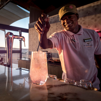 The Desert Grace: Pinkes Getränk