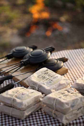 andBeyond Phinda Rock Lodge: Toastzangen und verpackte Speisen am Lagerfeuerabend
