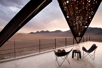 andBeyond Sossusvlei Desert Lodge: Terrasse mit Metallblende