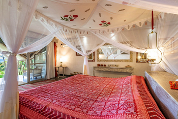 Alfajiri Villas Alfajiri Villas: Schlafzimmer mit roten Akzenten Garden Villa