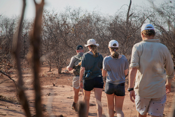 Changa Safari Camp: Walking Safari mit Bruce