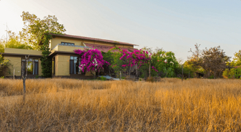 Forsyth Lodge Forsyth Lodge: Hauptgebäude mit Wiese