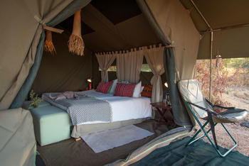 Hwange Bush Camp: Doppelbett mit Kissen