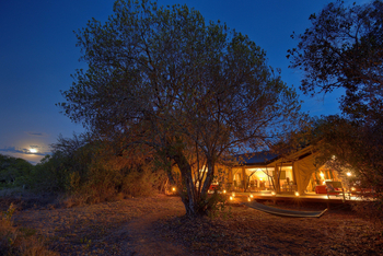 Kicheche Laikipia Camp: Familiensuite am Abend