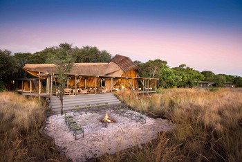 King Lewanika Lodge: Hauptbereich mit Lagerfeuer