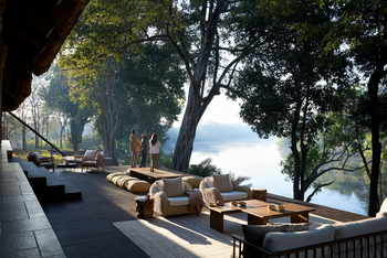 Lolelunga Private Reserve: Terasse mit Blick auf den Fluss