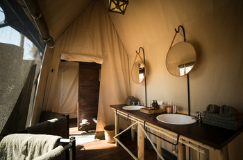 Machaba Camp: Doppelwaschtisch