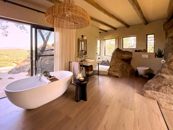 Madikwe Hills Private Game Lodge: Elefant durchquert Buschlandschaft bei Morgendämmerung