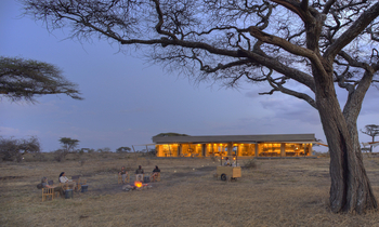 Namiri Plains Camp: Sundowner vor dem Hauptzelt