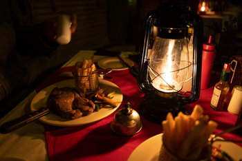 Nata Lodge Nata Lodge: Laterne auf dem Esstisch