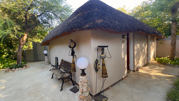 Shametu River Lodge: Gäste-WCs am Pool