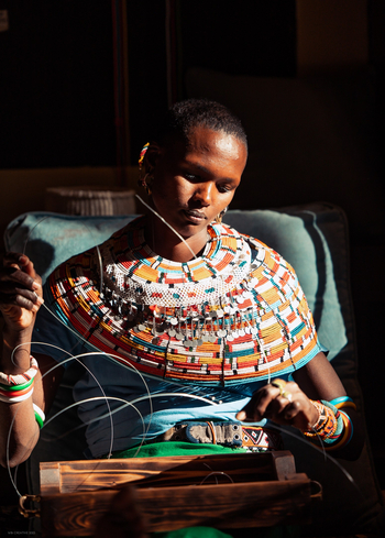 Soroi Larsens Tented Camp: Perlenstickerin