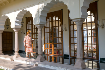 The Oberoi Vanyavilas Wildlife Resort Ranthambore The Oberoi Vanyavilas Wildlife Resort Ranthambore: Bogengänge und Innenhof