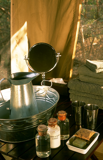 andBeyond Savute under Canvas andBeyond Savute under Canvas: Waschtisch