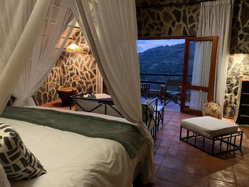 Big Cave Camp Big Cave Camp: Gästezimmer am Abend