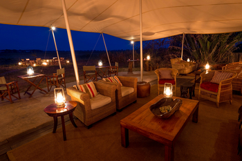 Busanga Bush Camp: Sessel in der Lounge