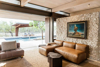 Cheetah Plains Mapogo House: Weitere Lounge mit Blick auf den Pool
