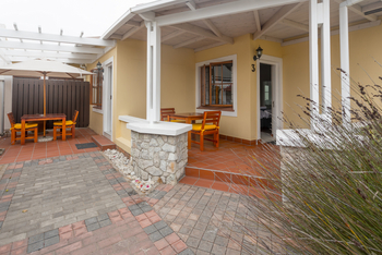 Cornerstone Guesthouse: Eingan zu einem Zimmer