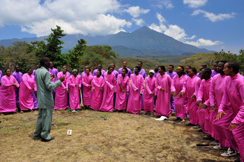 Hatari Lodge: Gospelgesang vor dem Mount Meru