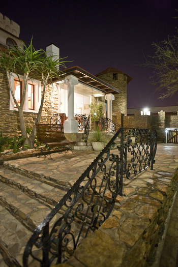 Hotel Heinitzburg: Treppe zum Eingang