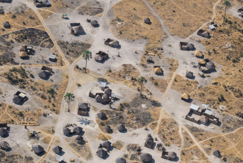 Moremi Crossing: Luftbild - Dorf bei Maun