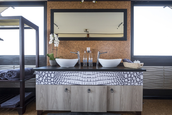 Namushasha River Villa: Doppelwaschtisch