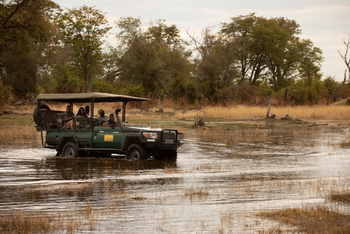 Okavango Explorers Camp Okavango Explorers Camp: Fahrt durch tiefes Wasser