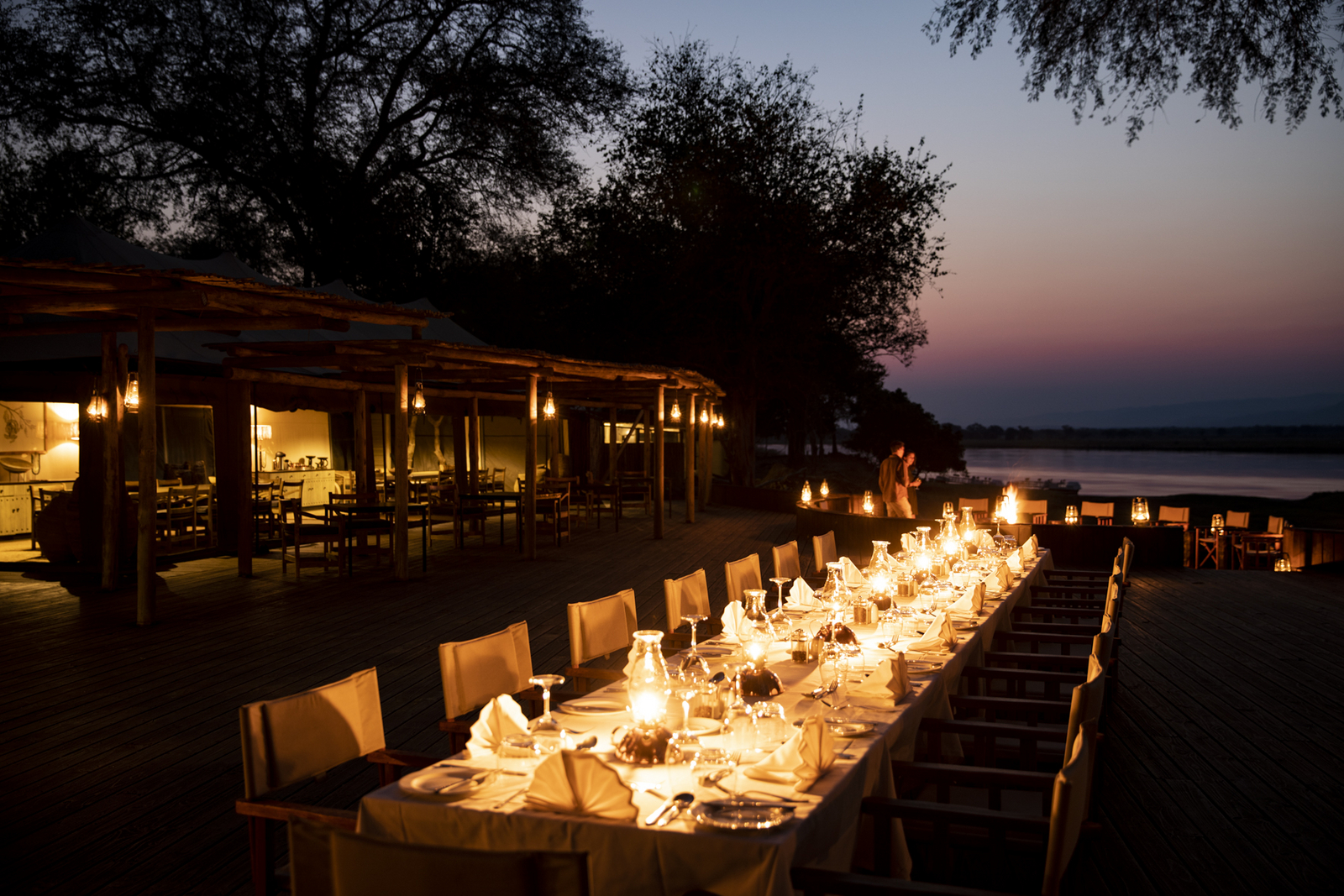 Ruckomechi Camp Ruckomechi Camp: Abendessen draußen