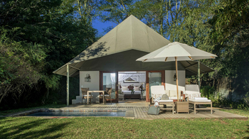 Savanna Lodge: Deck mit Plunge Pool vor Canvas Suite