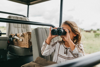 Singita Castleton: Kind auf Pirschfahrt mit Fernglas