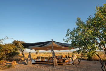 Usangu Expedition Camp: Sandplatz rund um das Hauptzelt