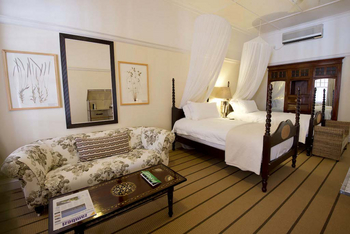 Victoria Falls Hotel: Doppelbett und Sofa