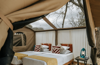 Wayo Little Green Camp: Einzelbetten unter Dachfenstern