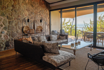 Bumi Hills Safari Lodge: Sofa in der Baobab Villa