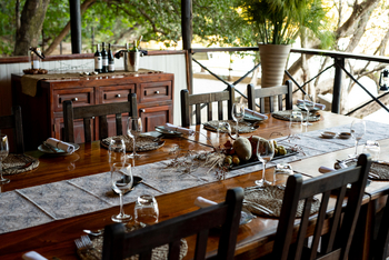 Ichingo Chobe River Lodge: Esstisch