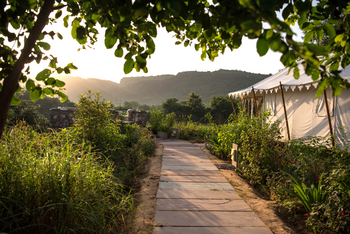 Khem Villas: Luxury Tent - Gepflasterter Zuweg