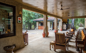 Kings Lodge: Sitzgruppen vor dem Hauptgebäude